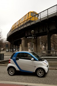Sowohl Car2Go als auch DriveNow kooperieren im Berliner Carsharing mit der BVG. Abonnementkunden dürfen sich auf jede Menge Freiminuten freuen.
