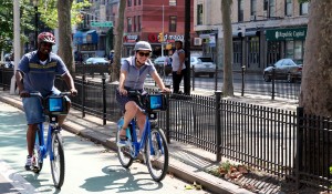 Die ersten Citi Bike Nutzer fahren durch New York.