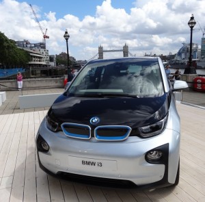 Premiere in London und New York: mit dem BMW i3 stellt der bayerische Automobilhersteller ein serienreifes Elektroauto vor. 